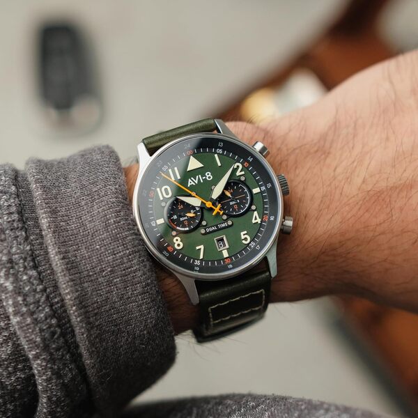 AVI-8 pour Homme 43,5 mm Hawker Hurricane Carey Montre Pilote à Quartz Japonais à Double Fuseau horaire avec Bracelet en Cuir ou en Acier Inoxydable AV-4088