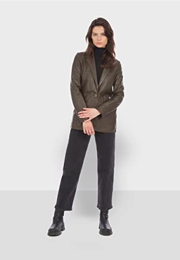 Découvrez notre avis sur le blazer Oakwood MEG pour femme, une pièce élégante en marron et taille L, alliant style et confort.