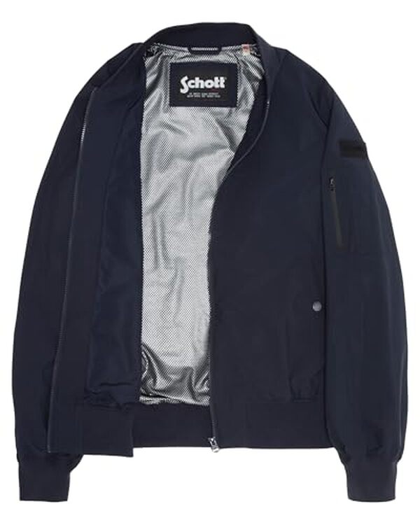Découvrez notre test détaillé du blouson Schott Amston : légèreté, confort et style au rendez-vous pour cette veste incontournable