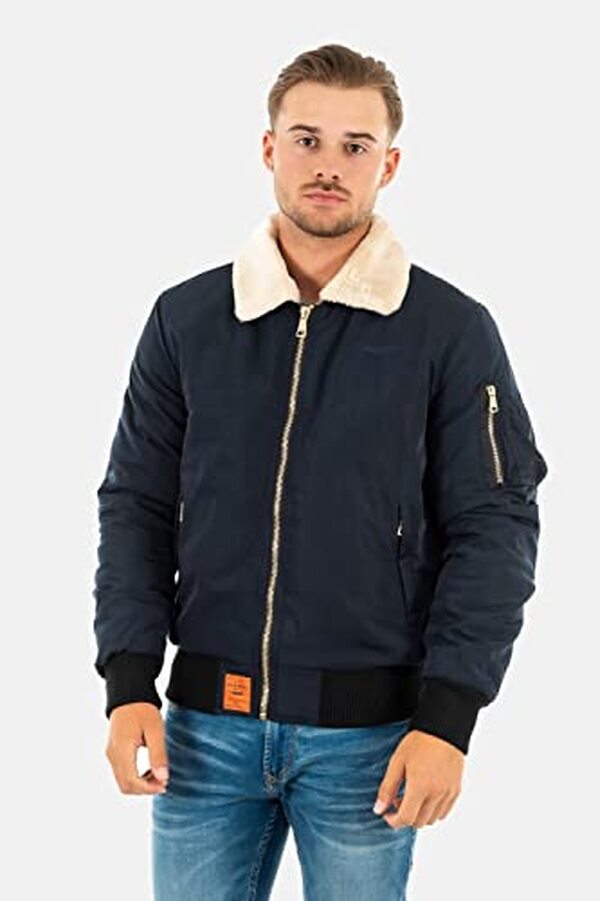 Découvrez notre test du bombers Original Versmold, le blouson homme tendance couleur bleu navy, parfait pour un style moderne et élégant.