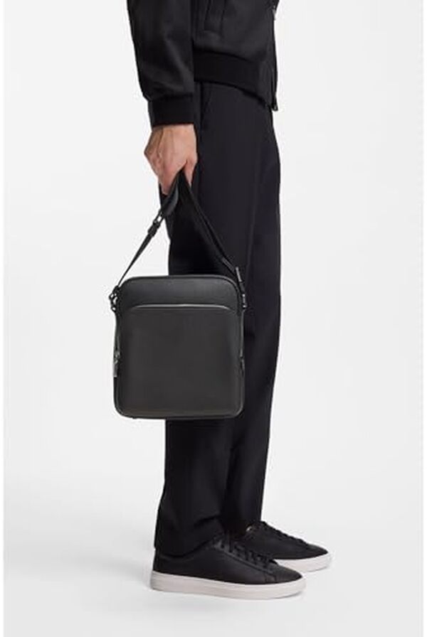 Découvrez notre test détaillé du sac reporter Boss New Crosstown en cuir italien : qualité, design et praticité pour vos déplacements. 