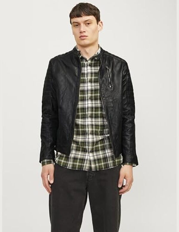 Découvrez notre test complet de la veste en cuir Jjerichard Noos de JACK & JONES en noir taille S : qualité, confort et style à l'épreuve. 
