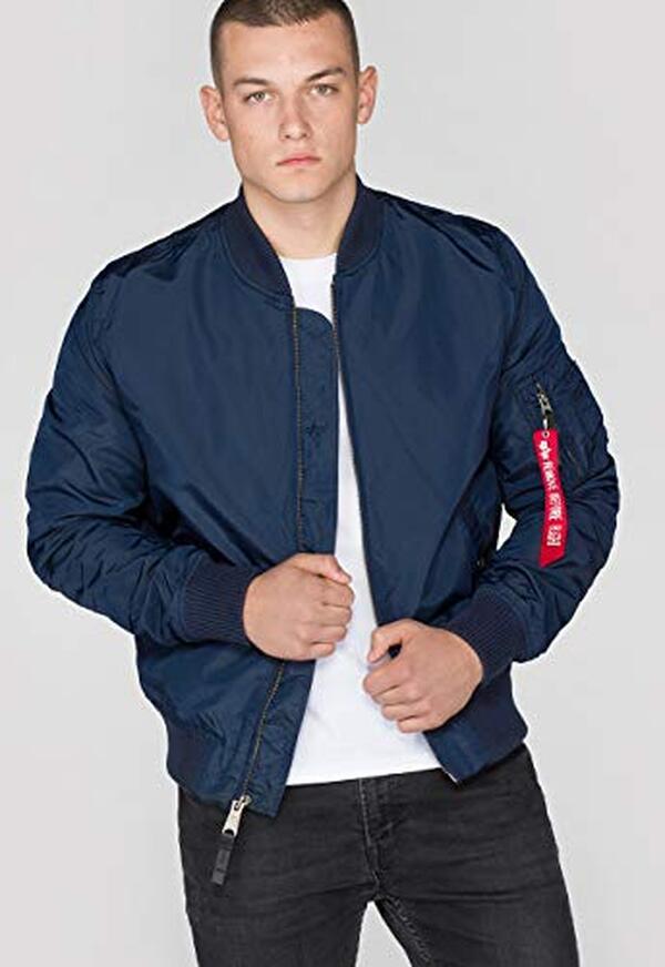 Découvrez notre test complet du blouson bomber Alpha Industries MA-1 TT : qualité, confort et style de cette veste emblématique. Avis détaillé et caractéristiques.
